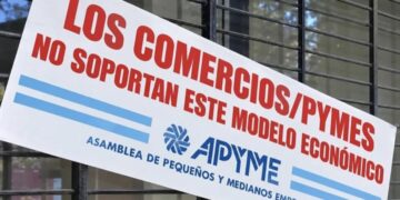 Las fajas de APYME llegaron a comercios de Córdoba con la consigna “Este comercio no soporta el modelo económico”, en el marco de una campaña nacional para visibilizar la situación de las pymes.