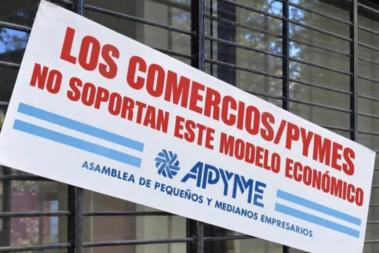 Las fajas de APYME llegaron a comercios de Córdoba con la consigna “Este comercio no soporta el modelo económico”, en el marco de una campaña nacional para visibilizar la situación de las pymes.