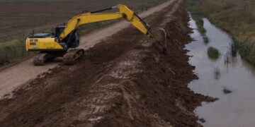 La Provincia refuerza la prevención en caminos rurales ante el fenómeno de El Niño Las intervenciones incluyen mejoras en alcantarillas, desagües y cunetas, además del enarenado de más de 700 kilómetros de caminos rurales.