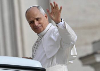 León XIV evoluciona favorablemente tras la operación y ya comenzó a caminar