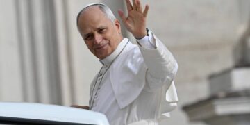 León XIV evoluciona favorablemente tras la operación y ya comenzó a caminar