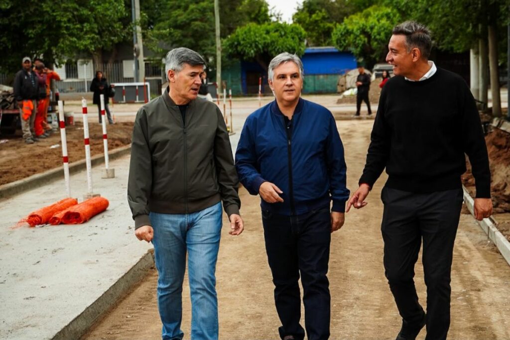 Llaryora y Passerini recorrieron las obras viales en Villa Rivadavia Anexo Llaryora y Passerini recorrieron las obras viales en Villa Rivadavia Anexo. Foto: prensa de la Provincia.