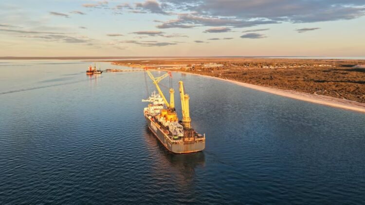 Las estructuras fueron fabricadas en Emiratos Árabes y llegaron tras cruzar el estrecho de Ormuz.
