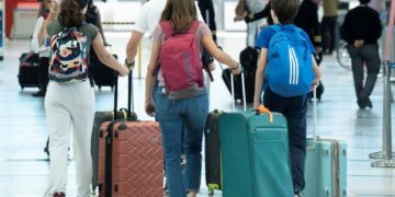 Llegaron más turistas al país, pero hubo más salidas al exterior en septiembre