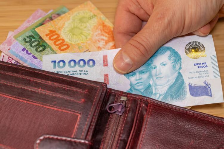 Los salarios privados formales aumentaron 2,8% en agosto, mientras que los públicos subieron 2,3%.