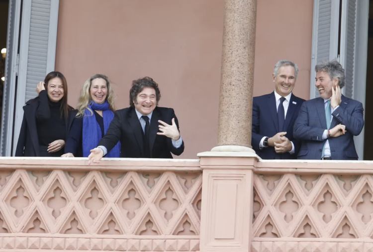 Milei reúne al Gabinete: sigue en silencio sobre el resultado en Brasil El presidente Javier Milei llega a Casa Rosada.