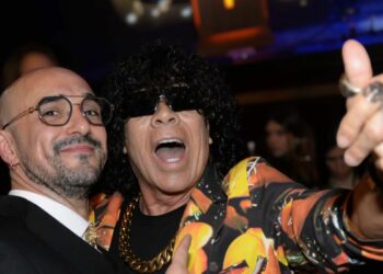 Abel Pintos, ganador del Martín Fierro de Oro, y La Mona Jiménez, distinguido por su trayectoria, en la primera edición de los premios dedicados a la música. Foto: APTRA.