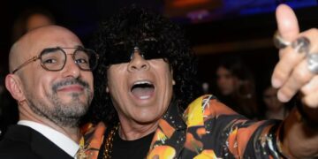 Abel Pintos, ganador del Martín Fierro de Oro, y La Mona Jiménez, distinguido por su trayectoria, en la primera edición de los premios dedicados a la música. Foto: APTRA.