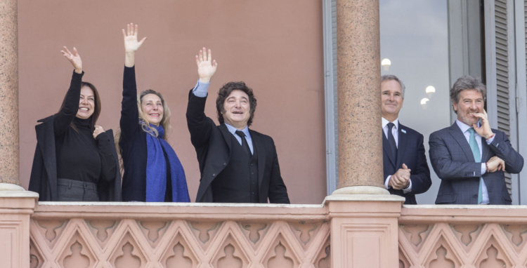 Milei pidió cerrar filas con el plan económico, pero Bullrich se diferencia Milei salió a saludar desde el balcón de la Casa Rosada con parte del Gabinete.