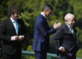 Milei evitó saludar a Lula y el Gobierno debate el impacto de la elección en Brasil El presidente Javier Milei observa a su par de Brasil, Lula da Silva.