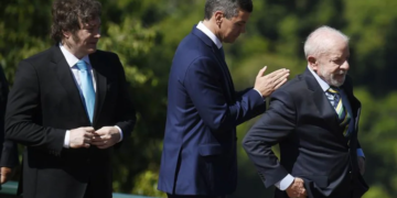 El presidente Javier Milei observa a su par de Brasil, Lula da Silva.