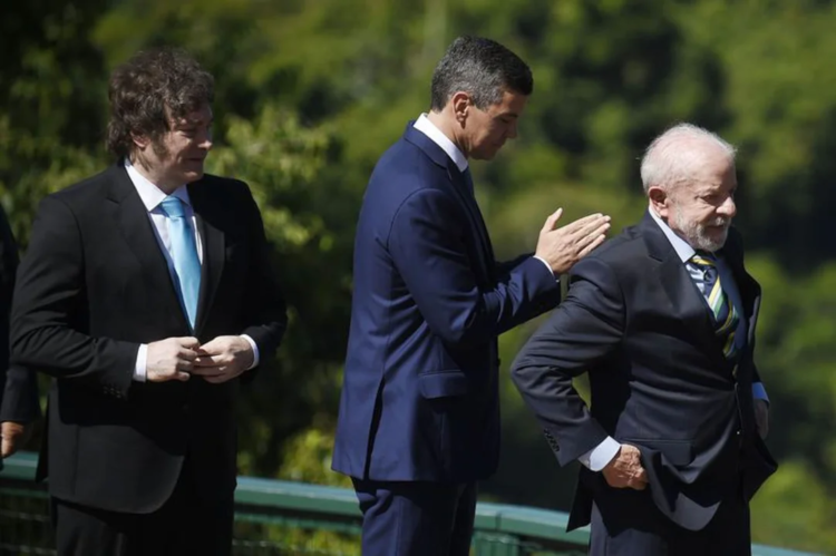 El presidente Javier Milei observa a su par de Brasil, Lula da Silva.