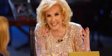 Llaryora y Juana Viale imaginaron los 100 de Mirtha en el Kempes Llaryora y Juana Viale imaginaron los 100 de Mirtha en el Kempes