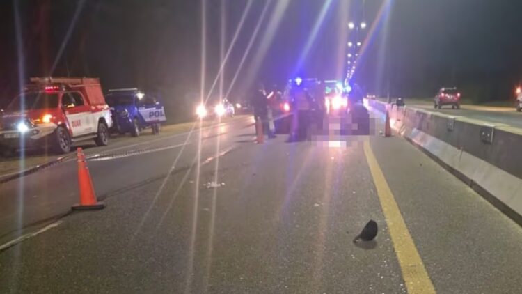 El motociclista perdió el control del vehículo por causas que se investigan.