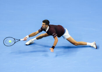 Novak Djokovic pasó a la final en Beijing tras una insólita descalificación de Medvedev
