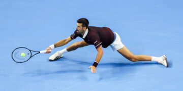 Novak Djokovic pasó a la final en Beijing tras una insólita descalificación de Medvedev
