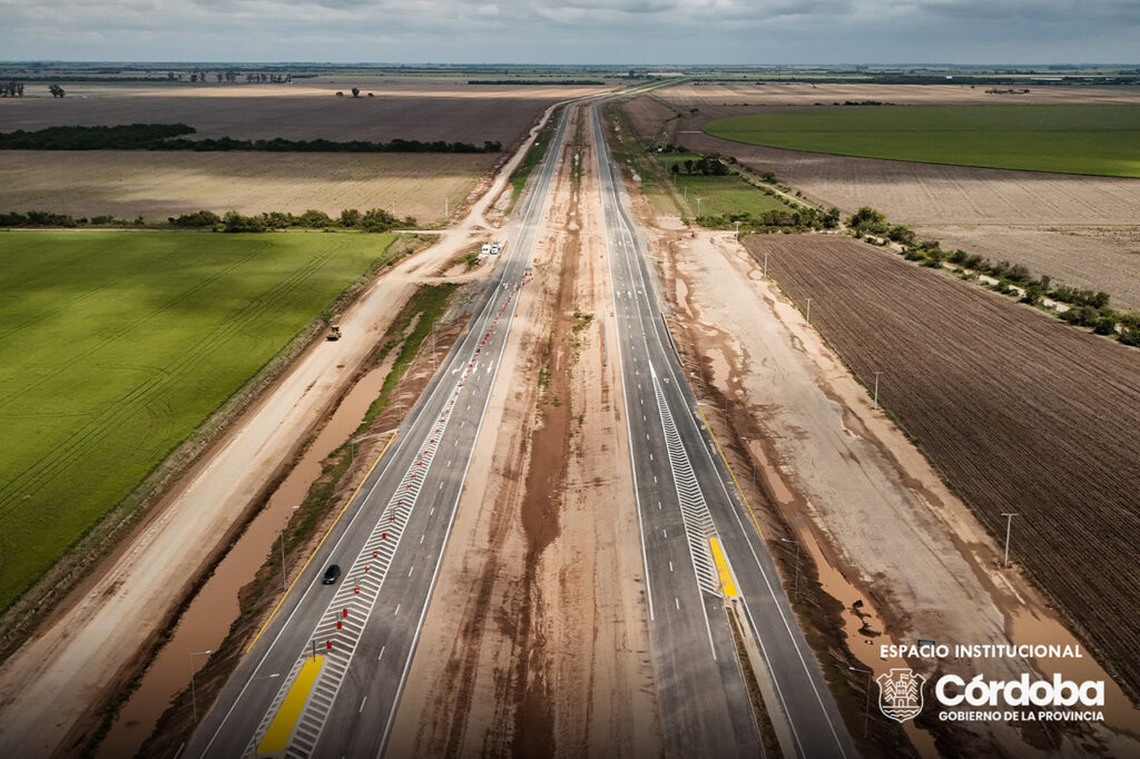 Llaryora inauguró un tramo de la Autopista 19 y destacó el empleo que genera la obra pública
