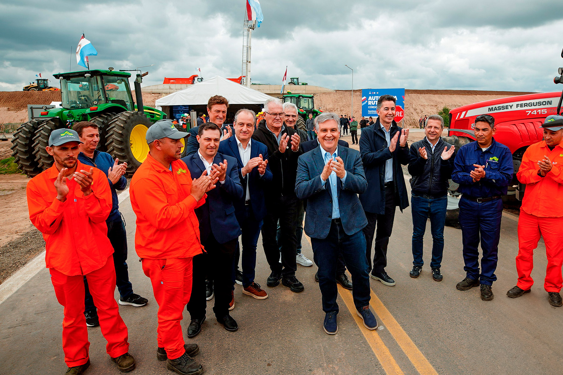 Llaryora inaugura tramo de la Autopista 19 con trabajadores y autoridades
