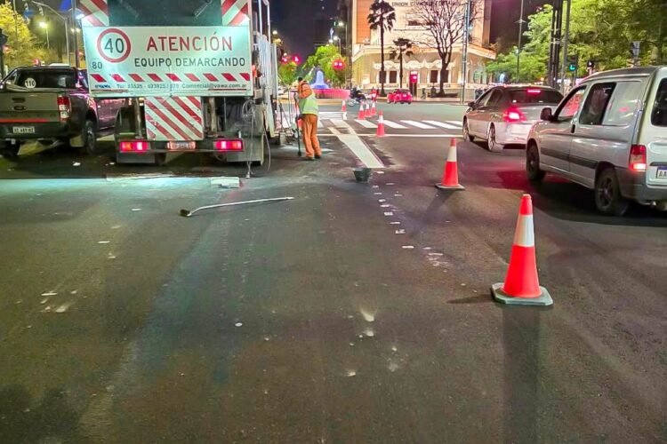Finalizó la recuperación de la calzada en las calles General Paz y Vélez Sarsfield Se ejecutan tareas de pintura de señalización horizontal en horario nocturno.