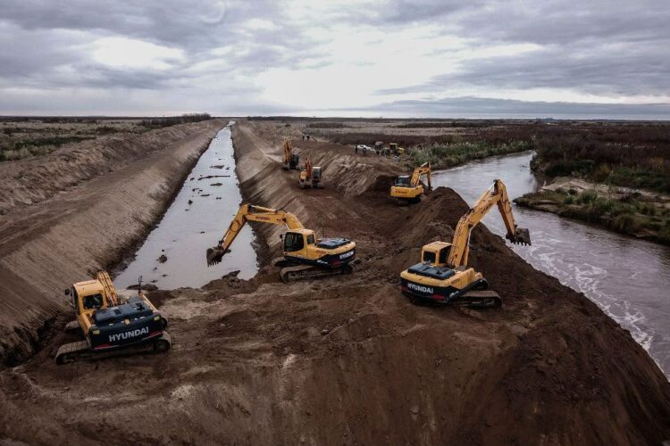 Avanzan las obras de mantenimiento, readecuación y ordenamiento de la infraestructura hídrica Avanzan las obras de mantenimiento, readecuación y ordenamiento de la infraestructura hídrica