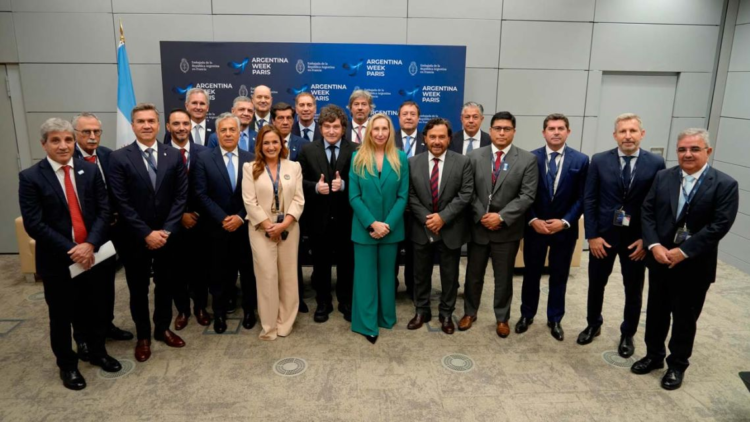 El presidente Milei junto a Karina y los 13 mandatarios que lo acompañaron a Francia.