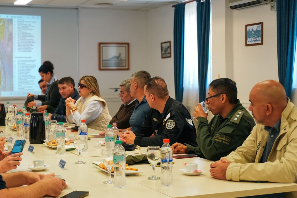 La Provincia y Nación avanzan en el operativo para la visita del Papa El Gobierno de Córdoba, a través del Ministerio de Seguridad, trabaja junto a la Nación en el diseño del dispositivo integral que se implementará durante la histórica visita del Sumo Pontífice a la provincia.