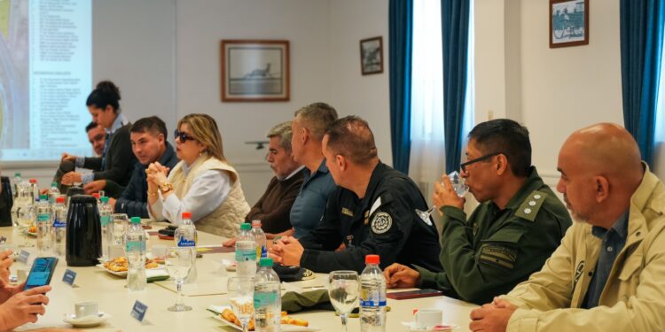 La Provincia y Nación avanzan en el operativo para la visita del Papa El Gobierno de Córdoba, a través del Ministerio de Seguridad, trabaja junto a la Nación en el diseño del dispositivo integral que se implementará durante la histórica visita del Sumo Pontífice a la provincia.