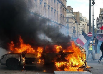 Un vehículo en llamas durante una protesta, en París.