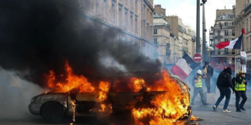 Un vehículo en llamas durante una protesta, en París.