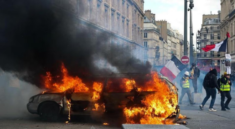 Un vehículo en llamas durante una protesta, en París.