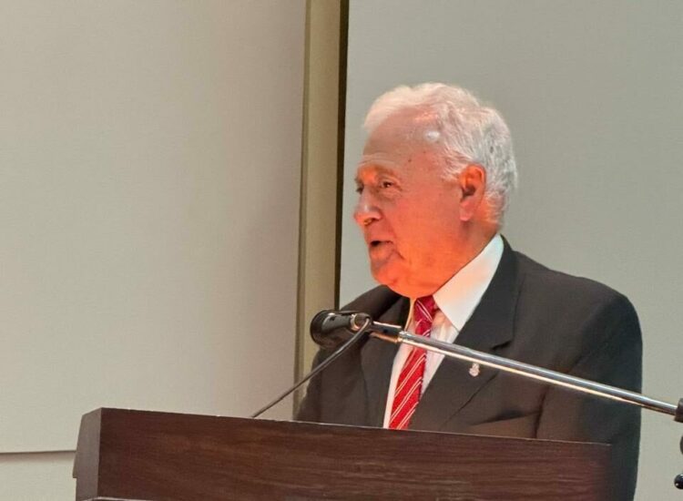 El reconocido infectólogo de la UNC, tras recibir la distinción.