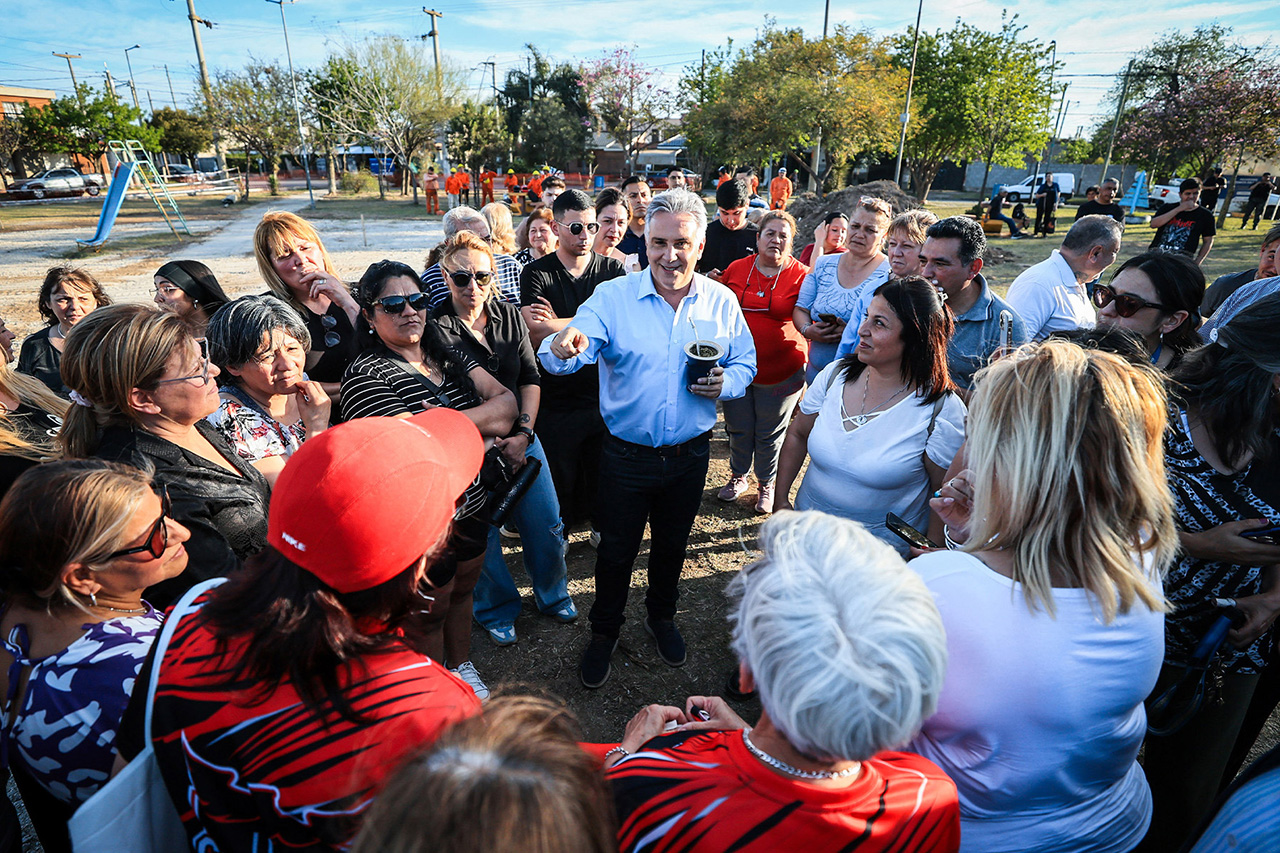 Llaryora supervisó la puesta en valor de la plaza de B° Ampliación Centro América Llaryora supervisó la puesta en valor de la plaza de B° Ampliación Centro América