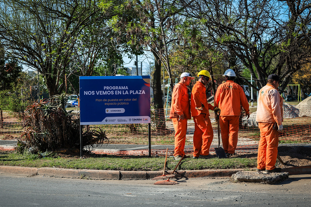 Llaryora supervisó la puesta en valor de la plaza de B° Ampliación Centro América Llaryora supervisó la puesta en valor de la plaza de B° Ampliación Centro América