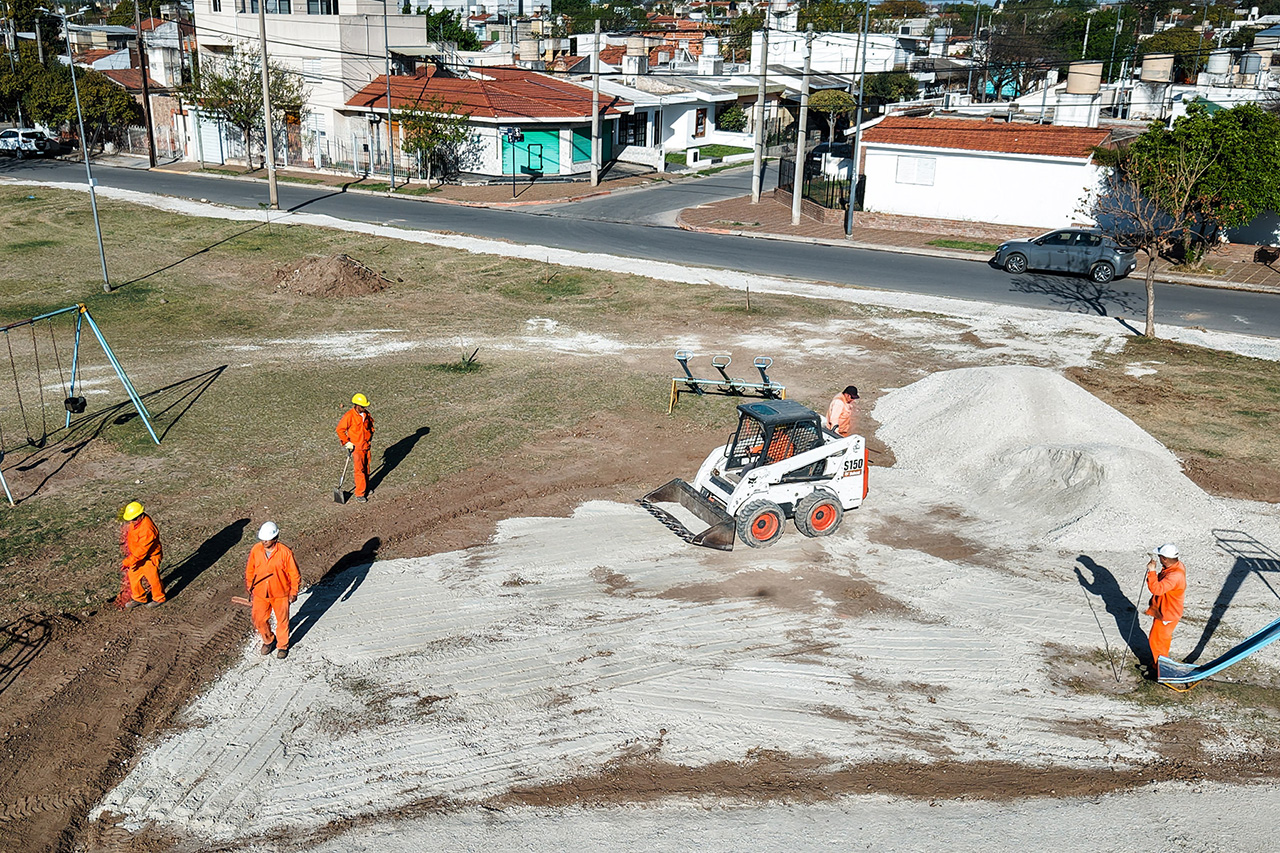 Llaryora supervisó la puesta en valor de la plaza de B° Ampliación Centro América Llaryora supervisó la puesta en valor de la plaza de B° Ampliación Centro América