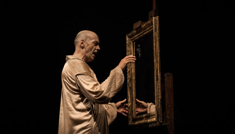 El recorrido también está acompañado por la música original y el cello en vivo de Claudio Peña, que construyen una atmósfera de misterio y aportan otra dimensión a la escena. Foto: prensa.