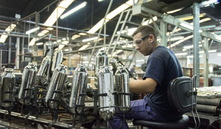 El freno a los salarios: la baja productividad detrás del estancamiento Pese al aumento del 11% en las horas trabajadas en la última década, las trabas del entorno productivo impiden que el mayor esfuerzo se traduzca en una mejora de los salarios reales.