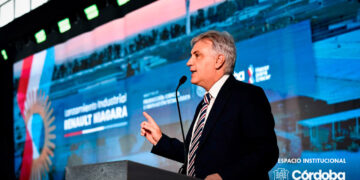 El gobernador Llaryora en el acto de presentación de la pickup Renault Niagara.