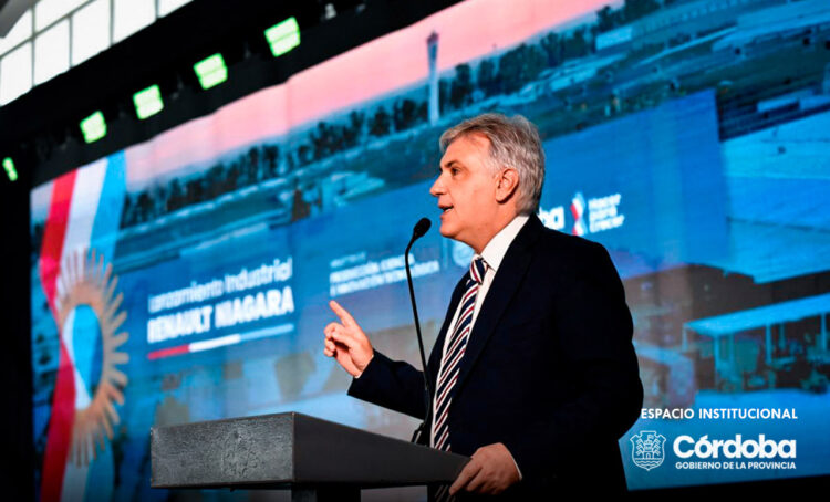 El gobernador Llaryora en el acto de presentación de la pickup Renault Niagara.