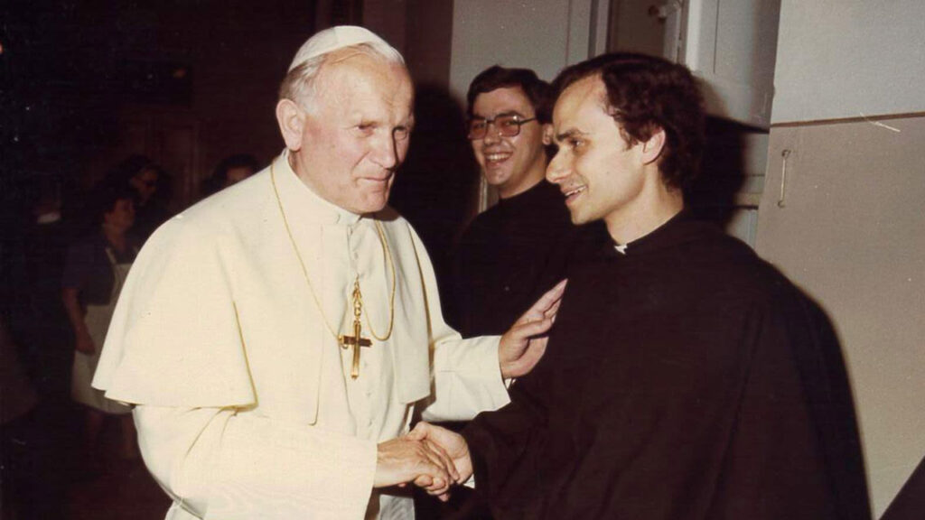 El papa Juan Pablo II saludando a un joven Robert Prevost, hoy León IV.