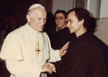 Visita papal: de 1987 a 2026, la memoria colectiva como activo narrativo El papa Juan Pablo II saludando a un joven Robert Prevost, hoy León IV.