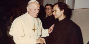 El papa Juan Pablo II saludando a un joven Robert Prevost, hoy León IV.