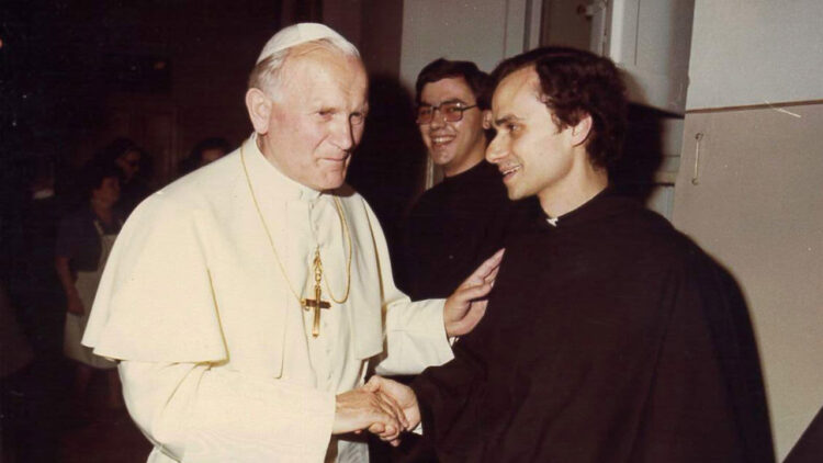 El papa Juan Pablo II saludando a un joven Robert Prevost, hoy León IV.