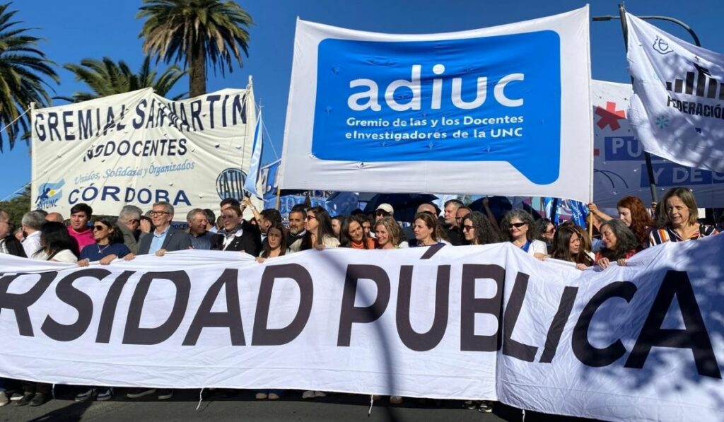 Docentes, estudiantes y autoridades de la UNC se movilizaron el 12 de mayo en la 4.ª Marcha Federal Universitaria. Foto: Fátima Vanessa Giménez.