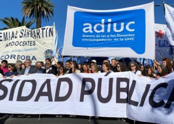 Docentes, estudiantes y autoridades de la UNC se movilizaron el 12 de mayo en la 4.ª Marcha Federal Universitaria. Foto: Fátima Vanessa Giménez.