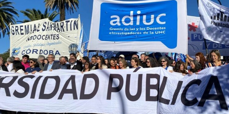 Docentes, estudiantes y autoridades de la UNC se movilizaron el 12 de mayo en la 4.ª Marcha Federal Universitaria. Foto: Fátima Vanessa Giménez.