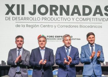 Llaryora reclamó un plan de infraestructura para impulsar la producción El gobernador de Córdoba participó, junto a sus pares Rogelio Frigerio (Entre Ríos) y Maximiliano Pullaro (Santa Fe), de la apertura de las XII Jornadas de Desarrollo Productivo y Competitividad de la Región Centro.