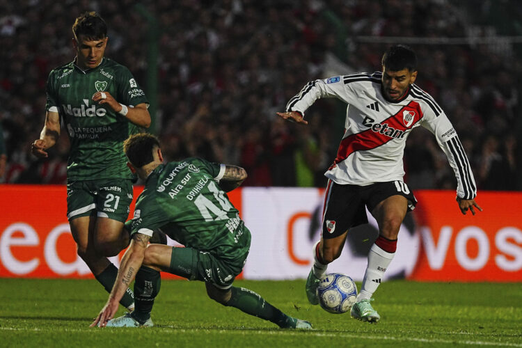 River no pudo con Sarmiento: empató 1-1 y sigue afuera de la zona de playoffs NOTICIAS ARGENTINAS BAIRES OCTUBRE 14: River pierde como visitante por 1 a 0 con Sarmiento de Junín, al término del primer tiempo del partido que disputan esta noche, en el estadio Eva Perón, por la adeudada undécima fecha del Torneo Clausura 2026. El único gol fue convertido por el extremo Julián Contrera, a los 14 minutos. FOTO NA: @RiverPlate