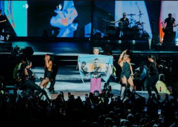 Robbie Williams cerró su regreso al país con “Wonderwall” y presencia cordobesa