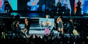 Robbie Williams cerró su regreso al país con “Wonderwall” y presencia cordobesa