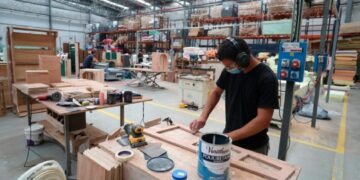 Se perdieron más de 181.000 empleos y cerraron 31.000 empresas desde fines de 2023